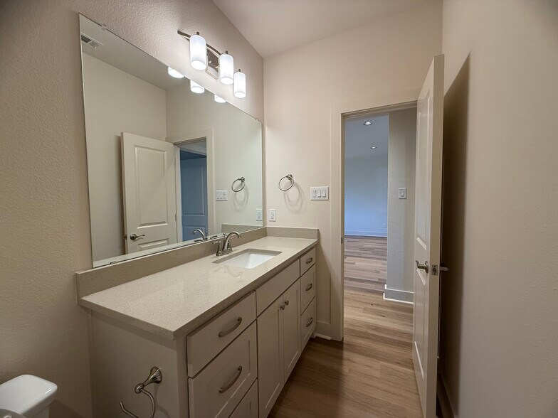 Building Photo - 106 Kirkland St