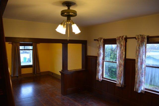 Building Photo - Beautiful, spacious Craftsman, Owner pays Yard Care, Laundry on site