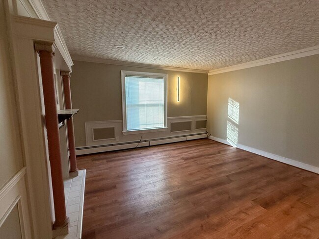 Building Photo - 3 Bedroom with off-street Parking on Park Ave