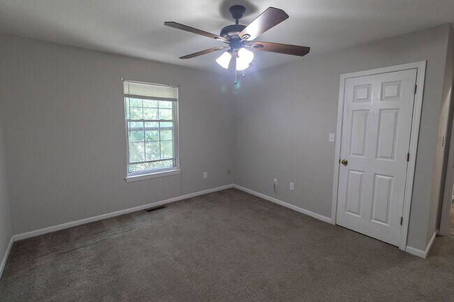 Building Photo - 5567-5569 Pinehurst Ln.