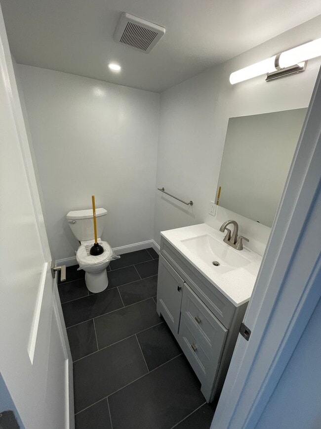 Building Photo - Luxury Penthouse with covered parking