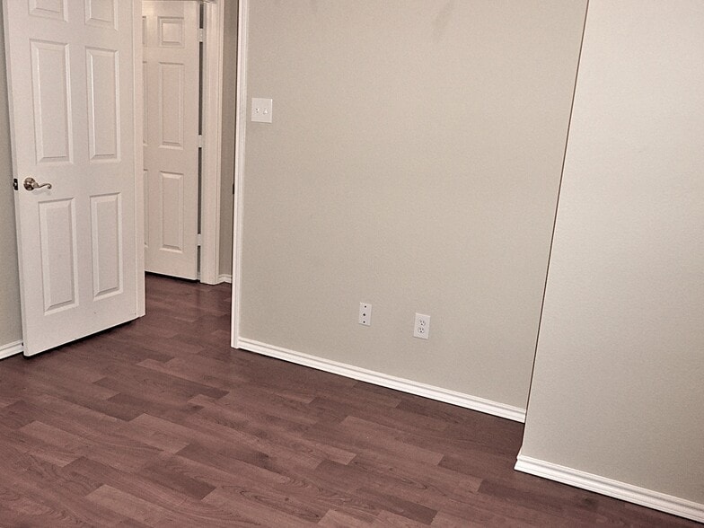 Building Photo - 641 Raven Dr