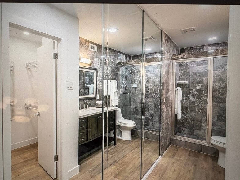 Master bath - 4851 Cedar Springs Rd