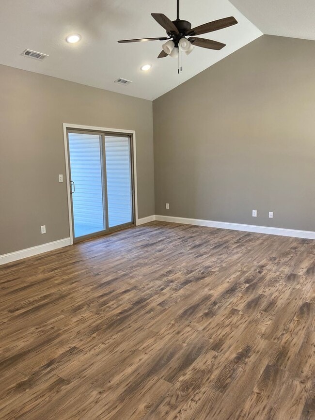 Building Photo - 307 Deerfield Dr