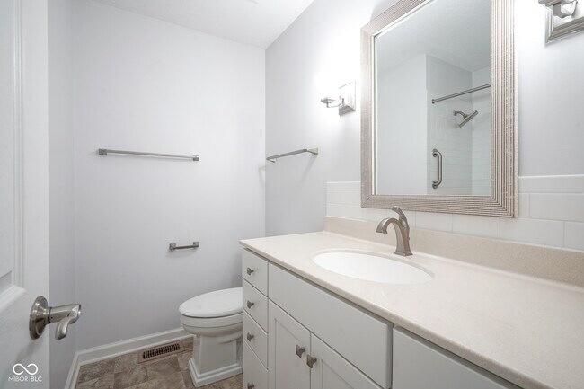 Building Photo - 10924 Lakeshore Dr W