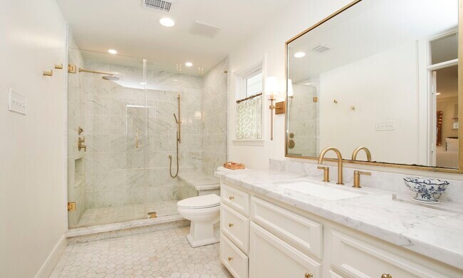 Building Photo - 827 St George Ln