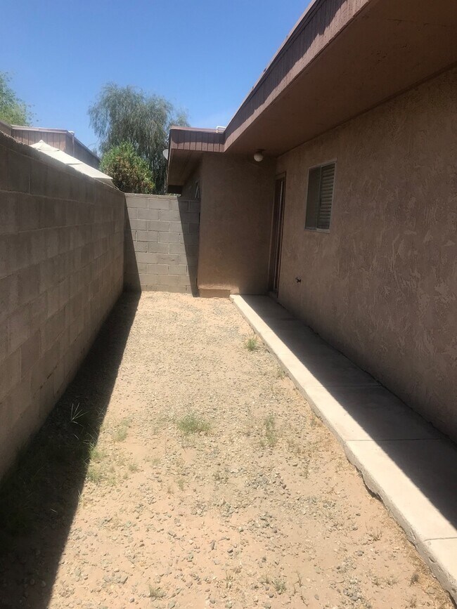 Building Photo - Centrally located 3 bedroom condo