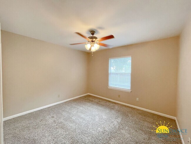 Building Photo - Beautiful 3 Bedroom Townhouse Close to Both Bases!