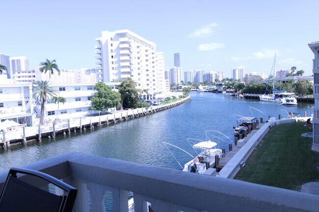 Building Photo - 440 Paradise Isle Blvd