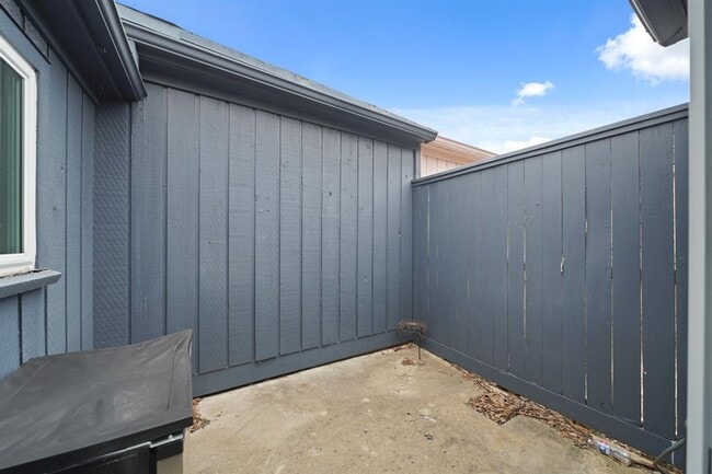Building Photo - 414 Fox Briar Ln