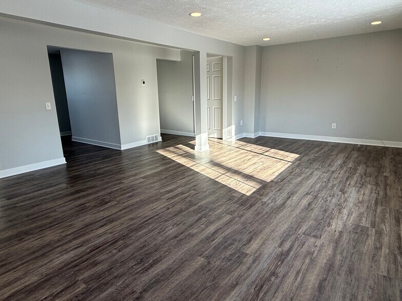 Building Photo - 740 Ridge Rd