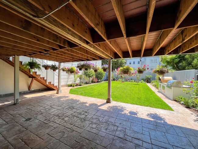 Building Photo - 2255 Beach St