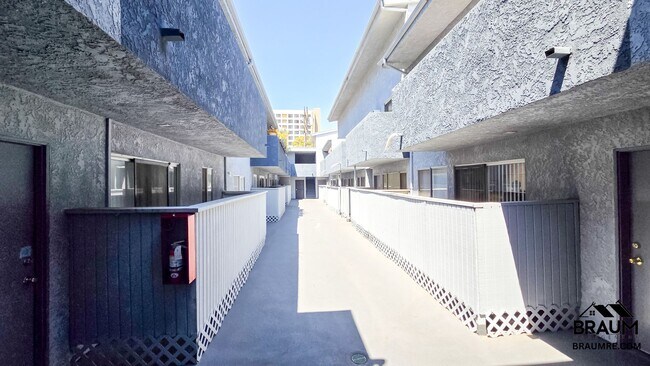 Building Photo - 2 BEDROOM  IN NOHO ARTS