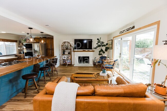 Building Photo - Beautifully Upgraded 3 Bed / 2 Bath Home –...