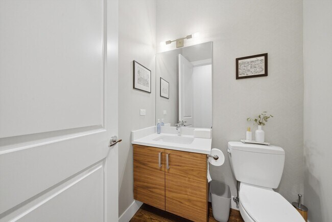 Building Photo - 2528 N Linden Pl