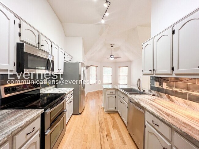 Building Photo - 3 Bed/2 Bath Home with Fenced Yard & Garage / Vouchers Accepted / Available Now!