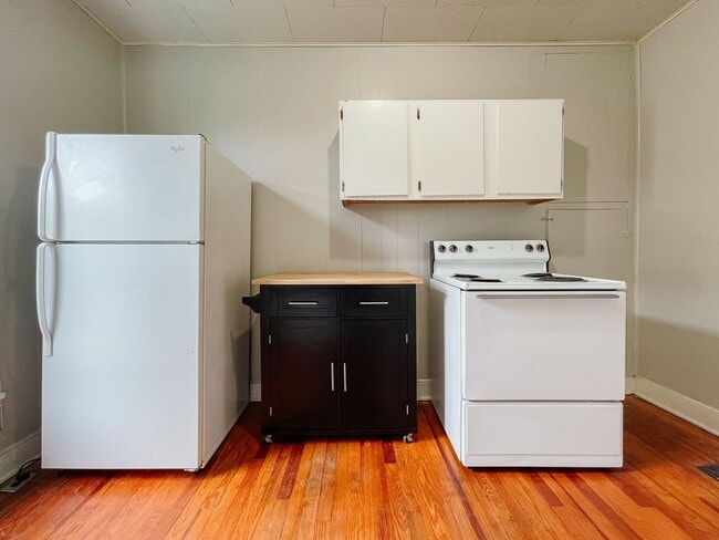 Building Photo - PRELEASING for AUGUST! Close to Campus: In-Unit Washer/Dryer + LOFT