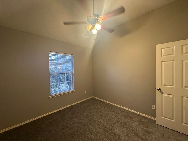 Building Photo - Gorgeous 4 bedroom with tons of Family space!