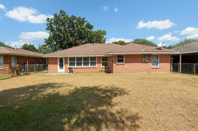 Building Photo - 4053 Silverwood Dr
