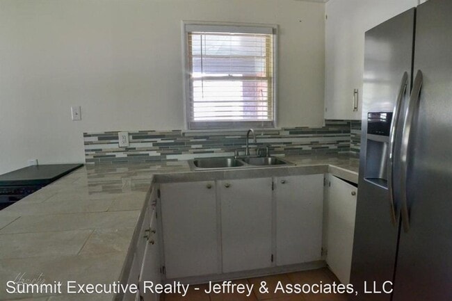 Building Photo - 3 br, 1 bath House - 2608 E. Cavett Dr.