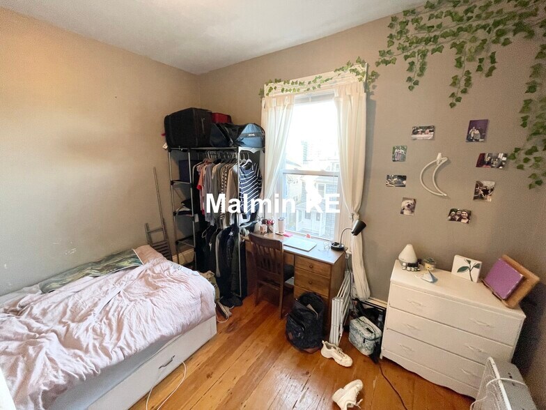 Building Photo - 168 Hillside St