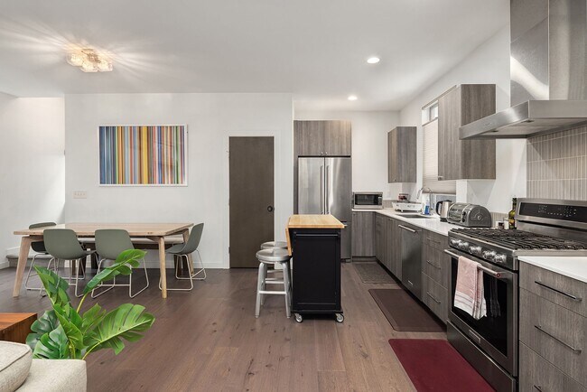 Building Photo - North Beacon Hill Townhome Living!