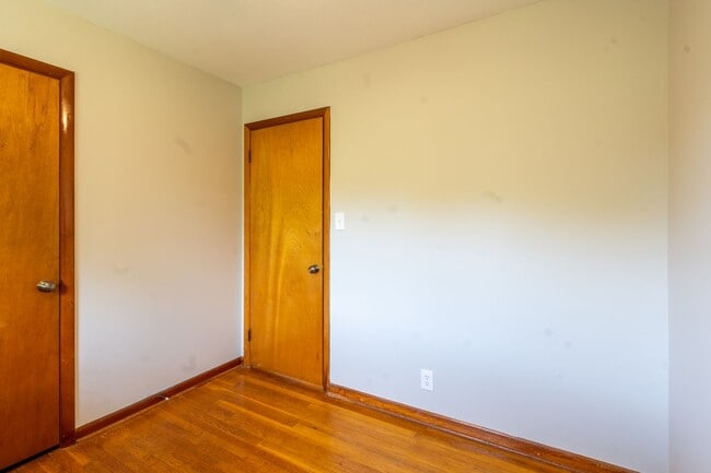 Building Photo - 2 bed and 1.5bath house with office space ...