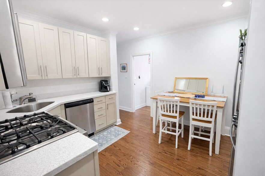 Building Photo - 2467 N Clark St