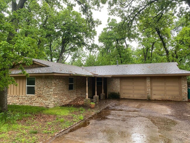 Primary Photo - Charming 2-Bed, 1.5-Bath Home with 2-Car G...
