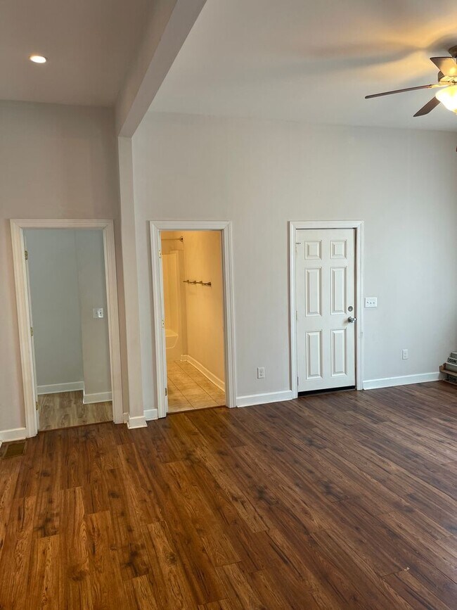 Building Photo - Newly Renovated 2B Apartment just Blocks f...