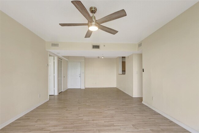 Building Photo - 529 E Sheridan St