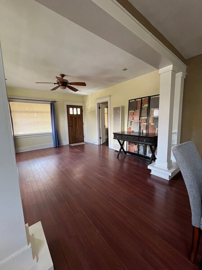 Building Photo - House: 2 Bedroom with office, 2 Bath, Gara...