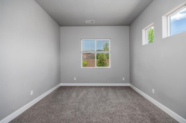 Building Photo - 1861 N Mountain View Dr