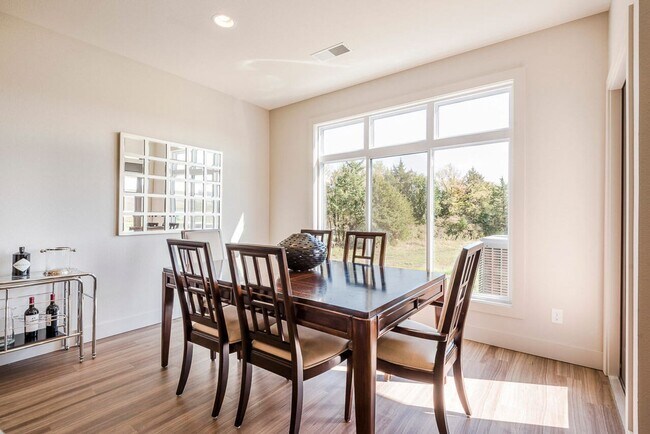 Building Photo - Luxury Townhome on West Side!