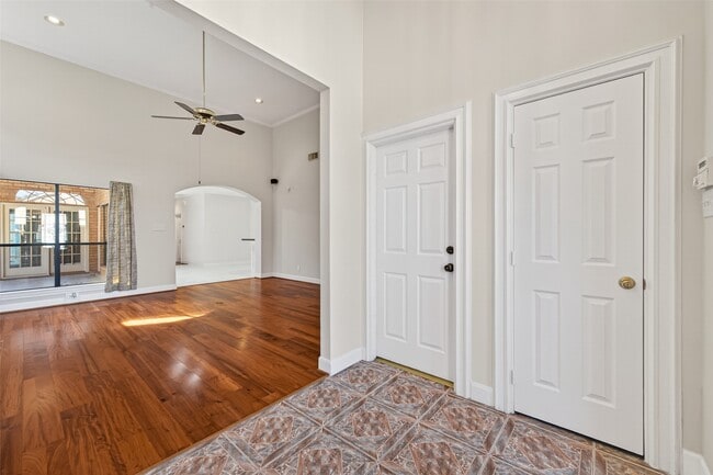 Building Photo - 8023 Oakwood Hollow St