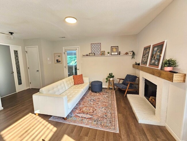 Building Photo - Recently renovated condo near Crabtree!