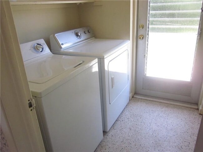 Building Photo - 2120 NE 56th St