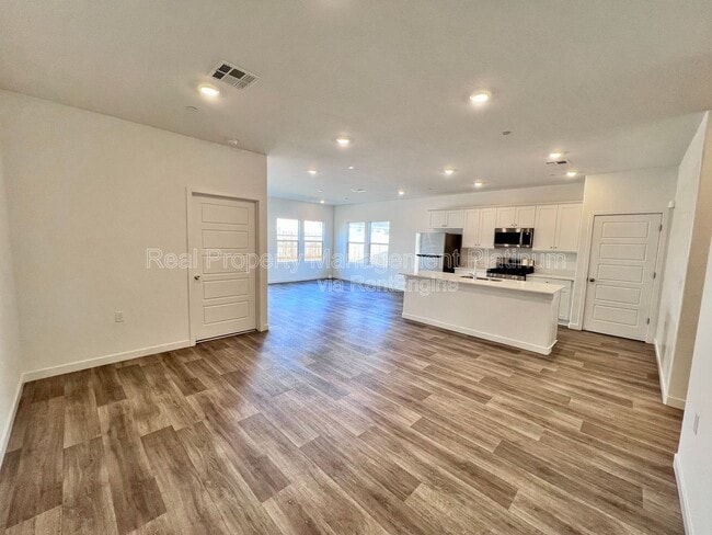 Building Photo - 6088 E Giavanna Ave