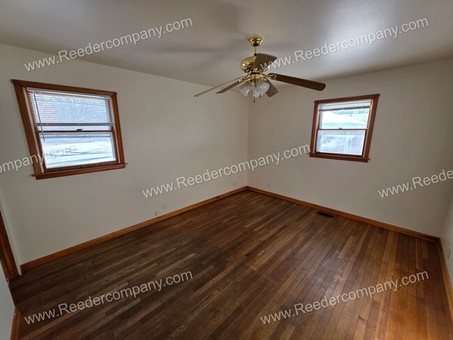 Building Photo - Well maintained 3 bedroom 2 bathroom house