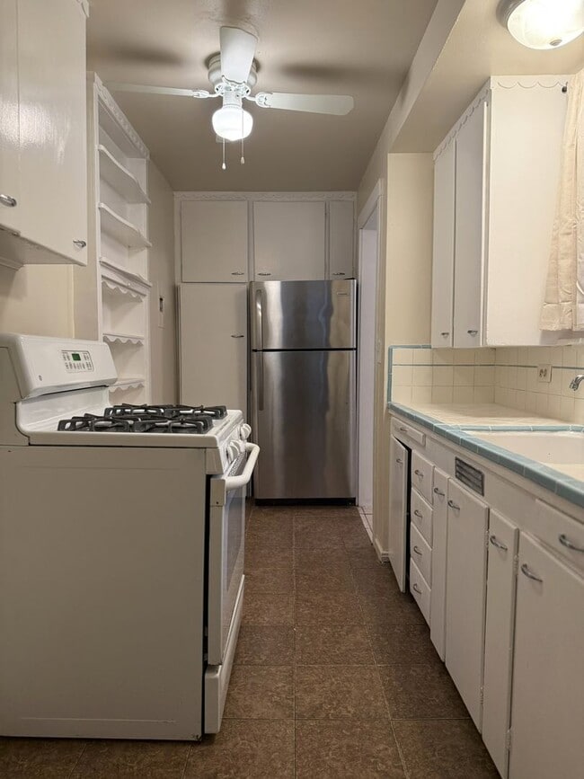 Building Photo - Sweet 2/1 Available NOW!!!