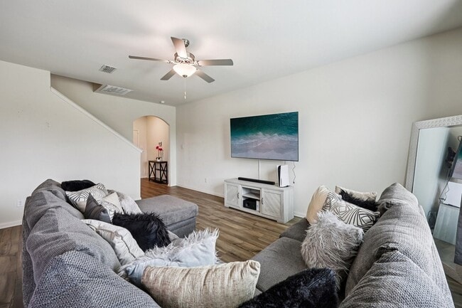 Building Photo - 1927 Churchill Downs Dr