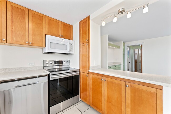 Building Photo - Makiki - Wilder Regent 2 bed, 2 bath, 1 pa...