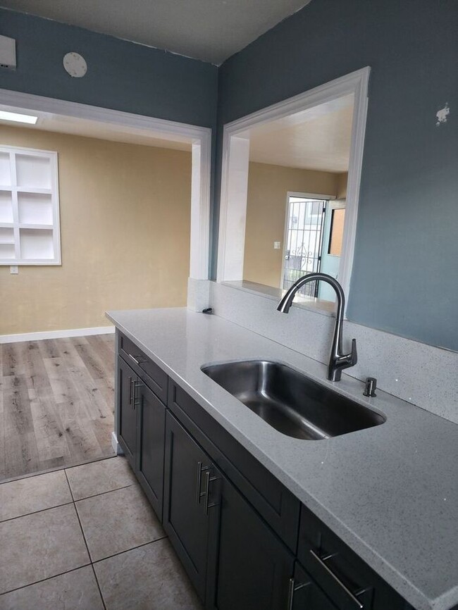 Building Photo - Spacious 2BR/1 Bath W/ Pvt Yard, in Pacifi...