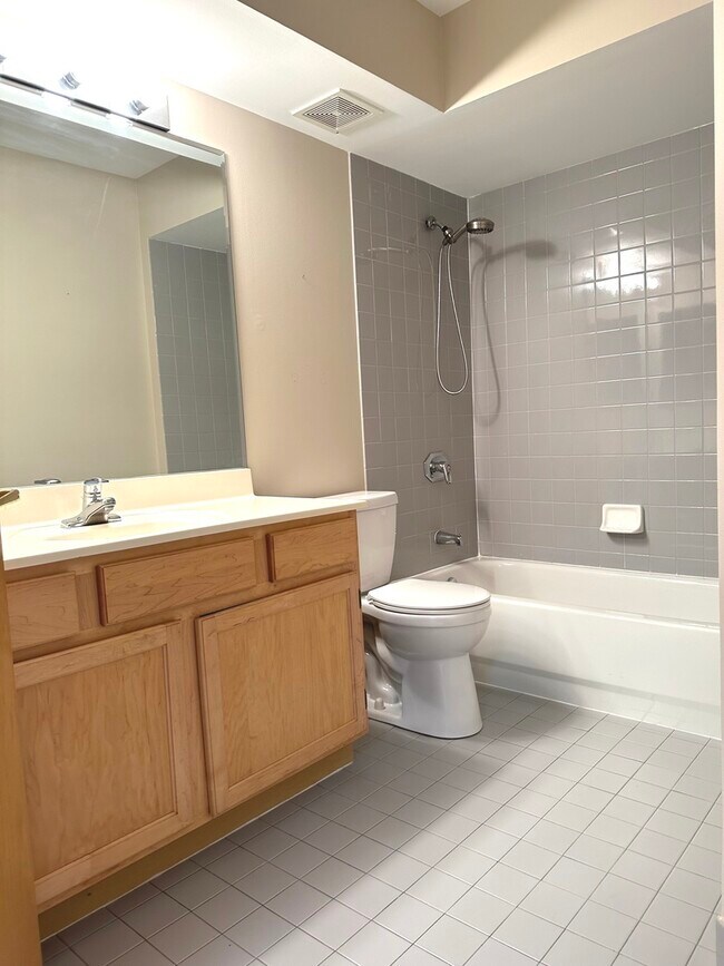 Building Photo - 5340 N Lowell Ave