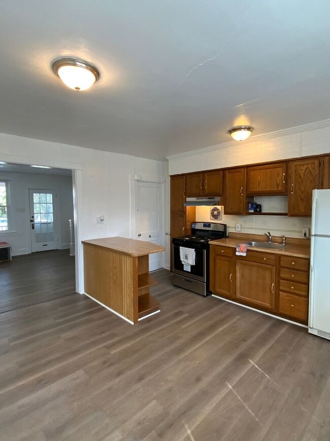 Building Photo - 674 St Joseph St