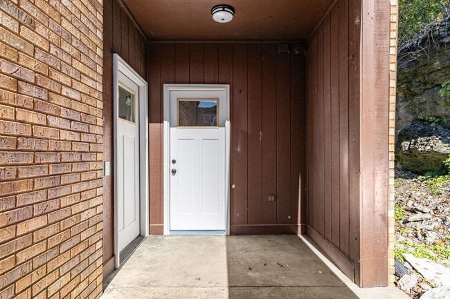 Building Photo - AVAILABLE NOW. 3 BED 1 BATH. IDEAL LOCATION IN BELLVUE. CLOSE TO EVERYTHING WEST NASHVILLE. NEWLY...