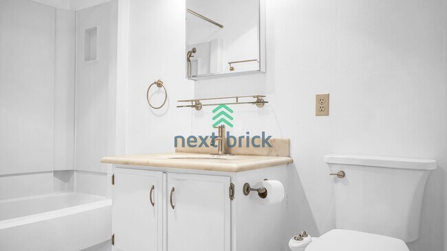 Building Photo - Exceptional 2Bed/2 Bath Uptown/Queen Anne condominium.