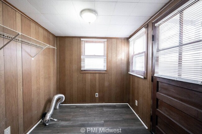 Building Photo - "Charming 2-Bedroom Retreat in Heart of In...