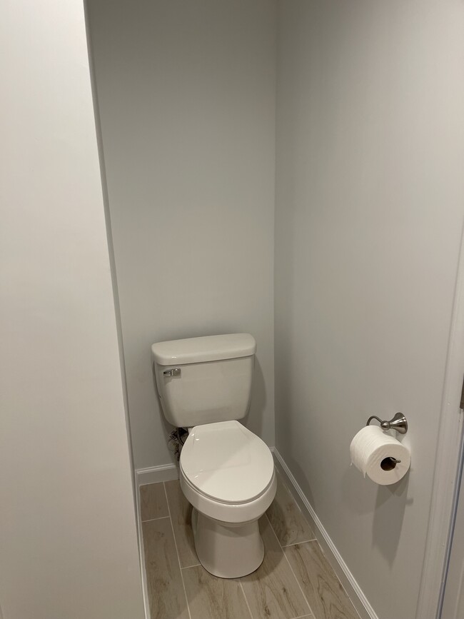 Building Photo - 8205 Londonderry Ct