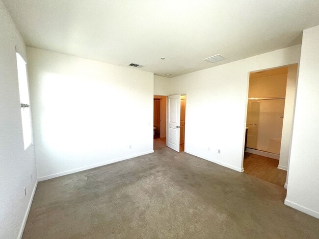 Building Photo - Beautiful 2 Bedroom, 2.5 Baths Townhome in...